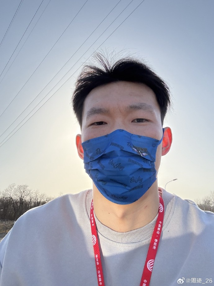 悠閑！周琦騎京牌電動(dòng)車(chē)出行：太陽(yáng)出來(lái)了 開(kāi)京牌兜兜風(fēng)！