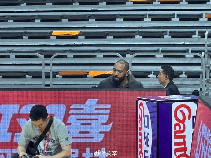 今晚不打？廣東主場(chǎng)迎戰(zhàn)廣廈 吉倫沃特一身便裝現(xiàn)身球館